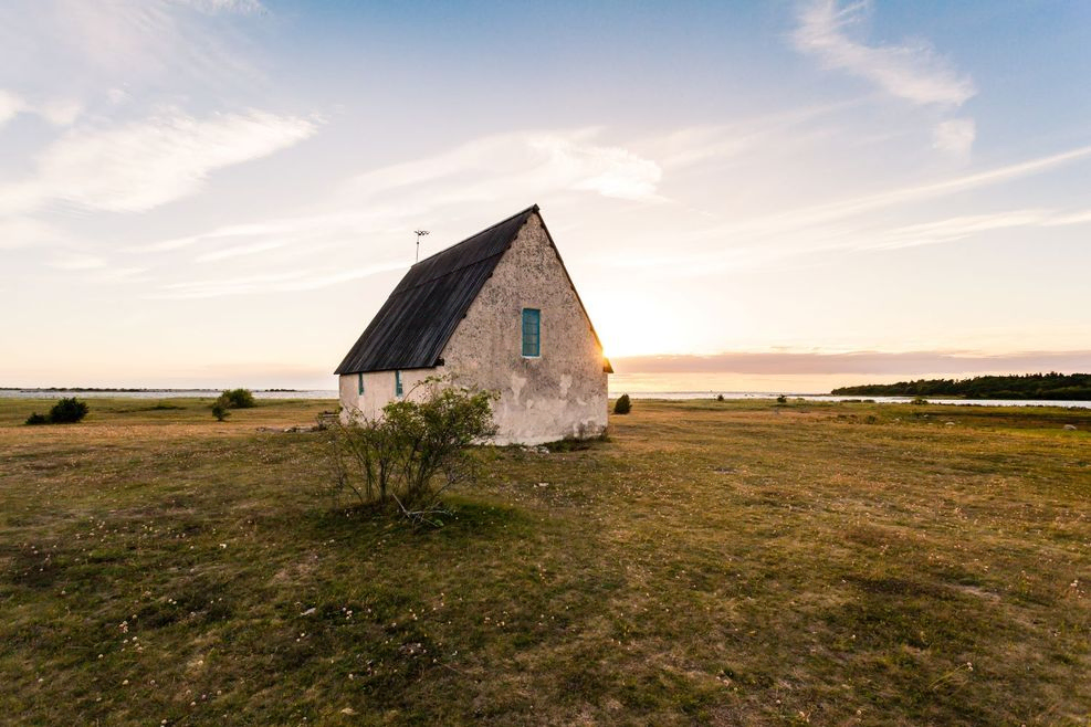 bild på ett stenhus på Gotland